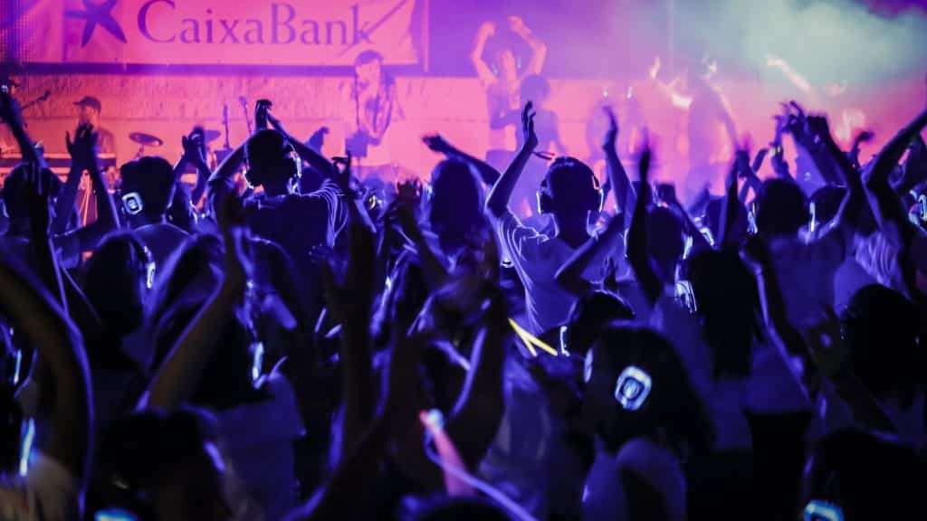 Ospiti che ballano con cuffie silent disco