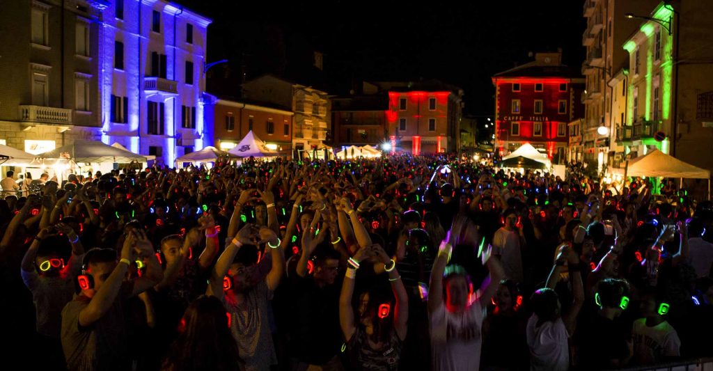 Ospiti che ballano con cuffie silent disco