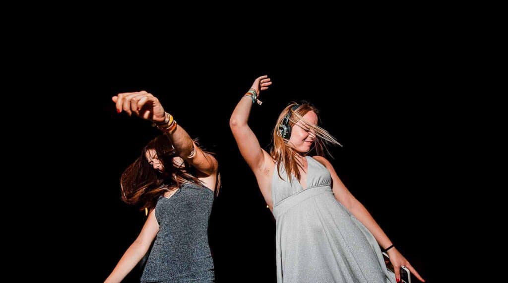 Ospiti che ballano con cuffie silent disco