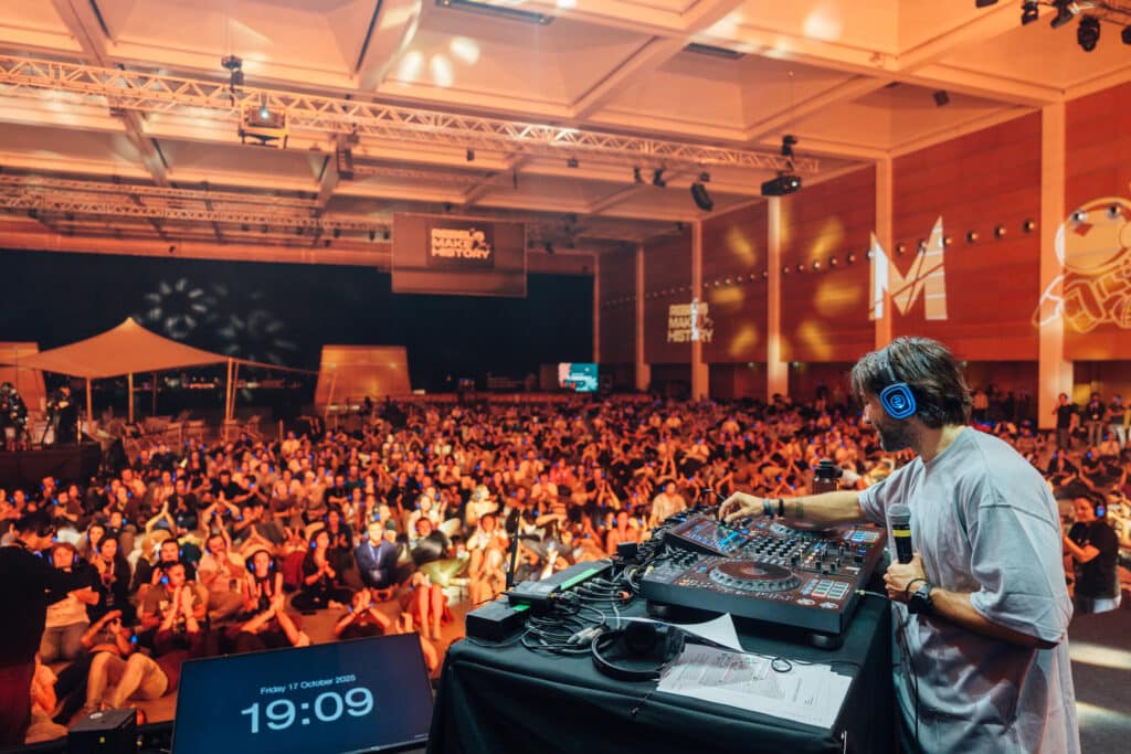DJ e grande pubblico con cuffie silent disco illuminate