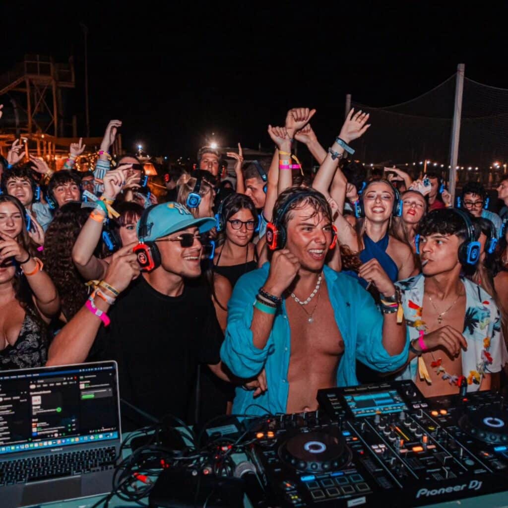 Ospiti che ballano con cuffie silent disco